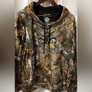 Realtree Camouflage Hoodie – Size XL, Perfect for Outdoor Enthusiasts!